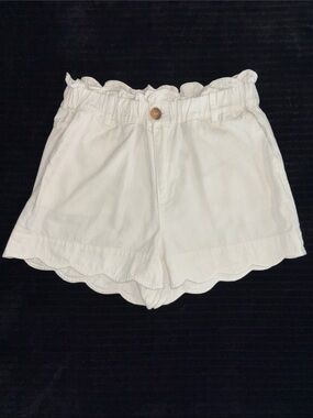 Women’s Sz M Denim Scallop-Hem/Waist Cream Shorts with 2 front pockets